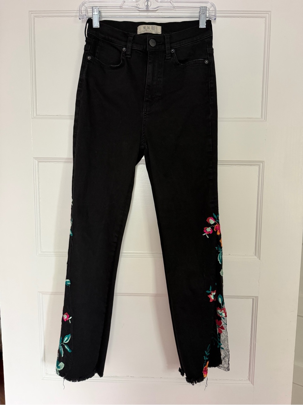 Free People We The Free Jeans Size 26 Black Floral Embroidered Raw Hem Cropped